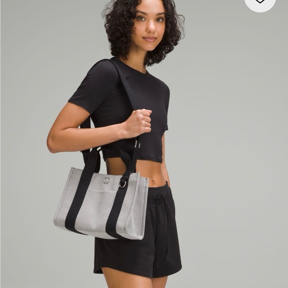 Lululemon 4.5L tote purse - Picture 6 of 6